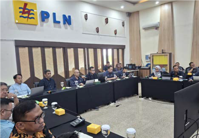 KERJA SAMA: Jajaran manajemen PLN dan perwakilan pemilik usaha menggelar pertemuan untuk kerja sama tripartit pembangunan SPKLU di Kantor UP3 PLN Malang, kemarin (26/8).