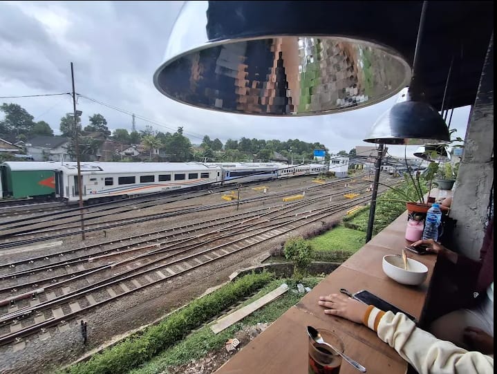 2 Rekomendasi Nongkrong Santai di Kafe Malang, dengan Pemandangan Kereta Api Melintas
