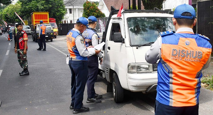 YANG KEEMPAT: Operasi lalu lintas digelar aparat gabungan di Jalan Raya Langsep sejak pukul 09.30 sampai 10.30, kemarin (27/8).