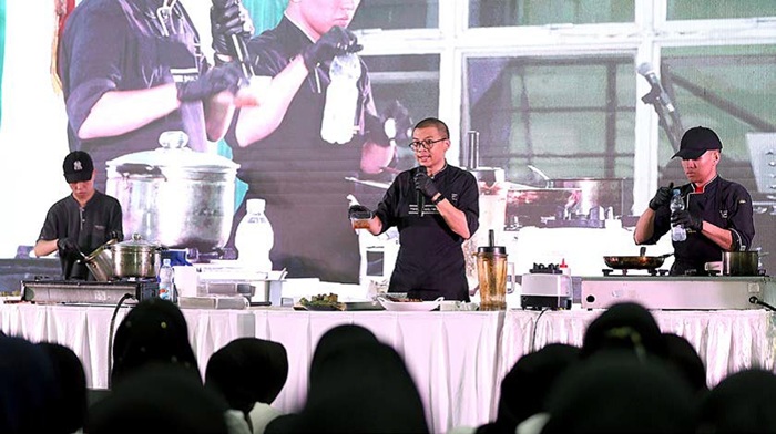 BERBAGI TIPS: Chef Enrico Christianto (tengah) dari Hotel Shalimar mempraktikkan sajian dua menu sehat kepada ratusan kader PKK se-Kota Malang, kemarin. Pelatihan berlangsung di Gedung Kartini.
