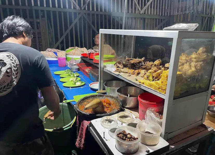 Hidangan lalapan lengkap dengan gorengan jamur, jadi menu favorit mahasiswa dekat Polinema.