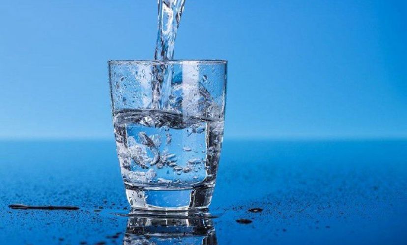 Segelas air putih di samping tempat tidur, minuman sederhana yang baik dikonsumsi setelah bangun tidur.