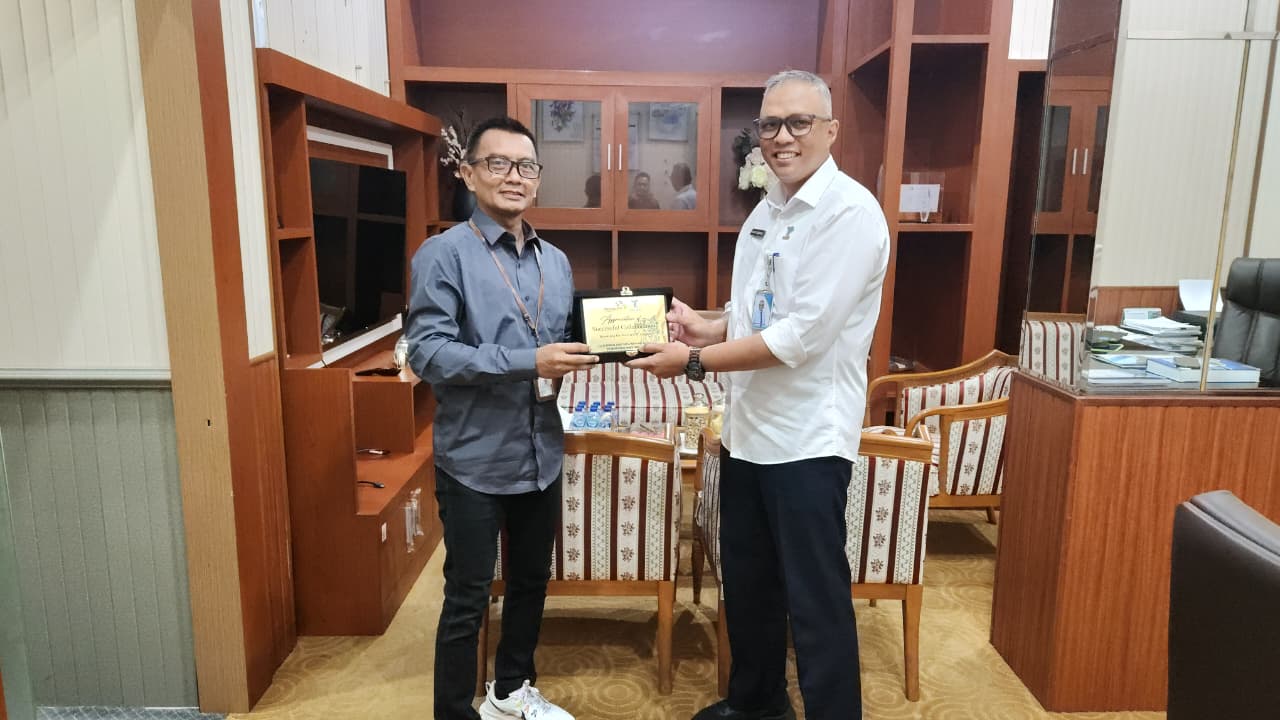 MAKIN ERAT: Head of Regional Partnership PT Bimasakti Multi Sinergi, Rudihanto, menyerahkan plakat penghargaan kepada Direktur Administrasi dan Keuangan, Wahjoe Darmawan (27/8).