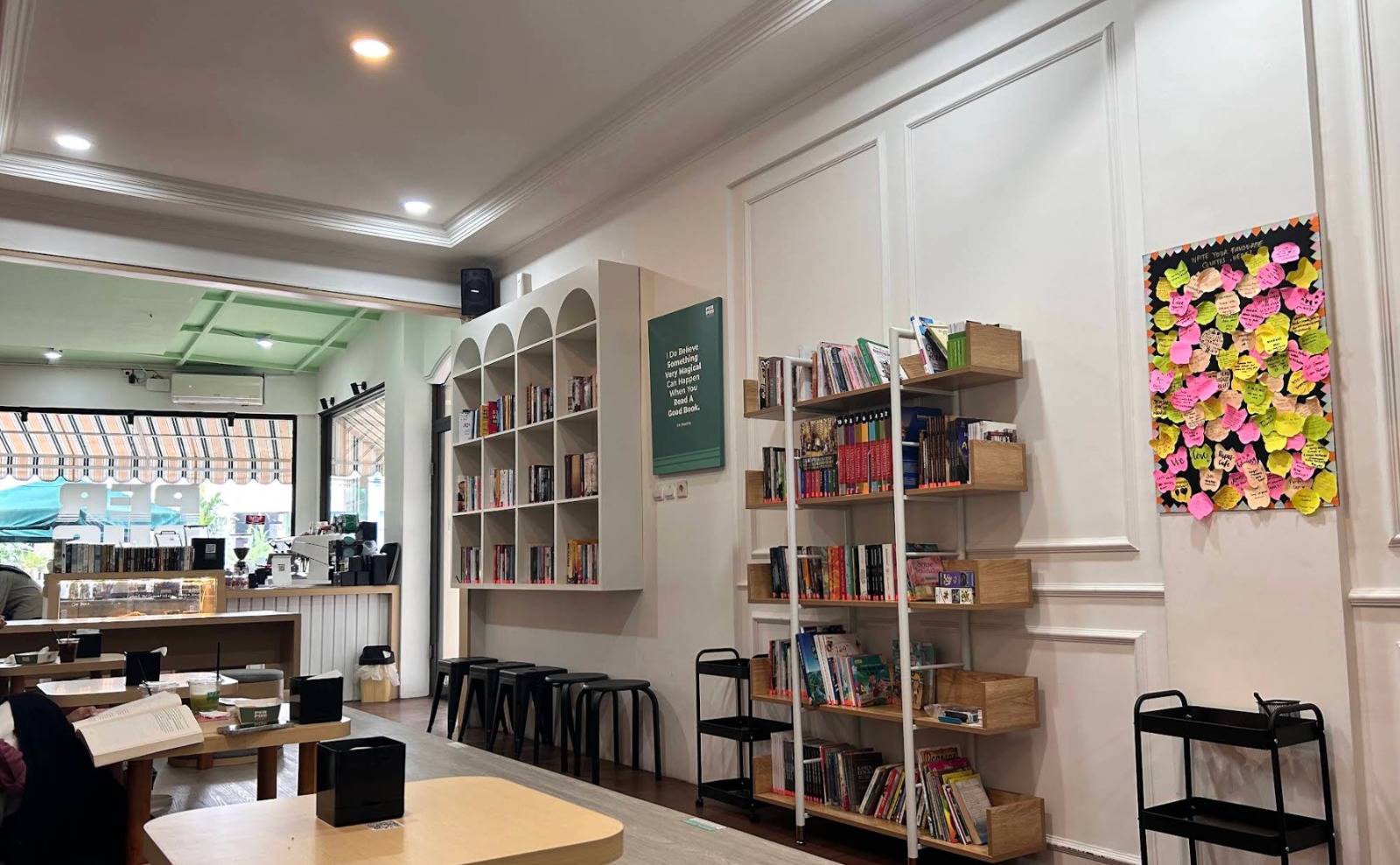 MENENANGKAN: Perpus Library Cafe yang cocok untuk menikmati seduhan kopi sambil membaca buku.