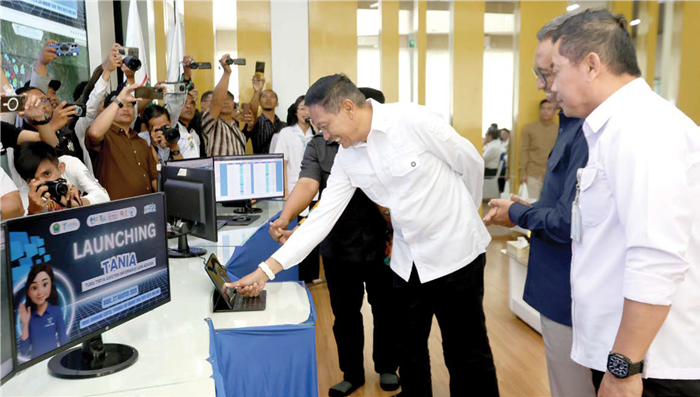 BERBASIS AI: Wali Kota Malang Wahyu Hidayat meresmikan aplikasi Tania untuk layanan aduan pelanggan Tugu Tirta kemarin.