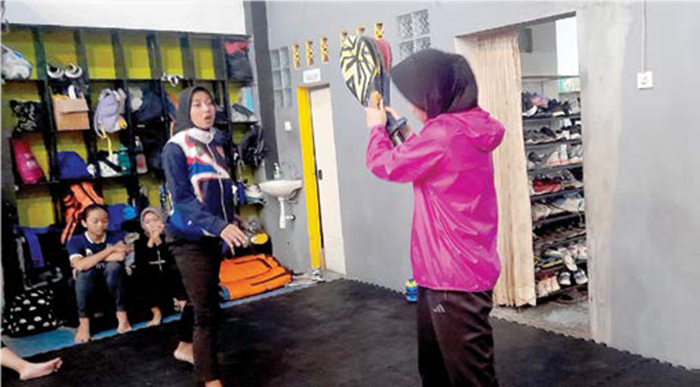 ASAH KEMAMPUAN: Atlet Taekwondo Kota Malang menjalani latihan teknik di Rhino Fighter, Kecamatan Blimbing, Rabu lalu (13/8).