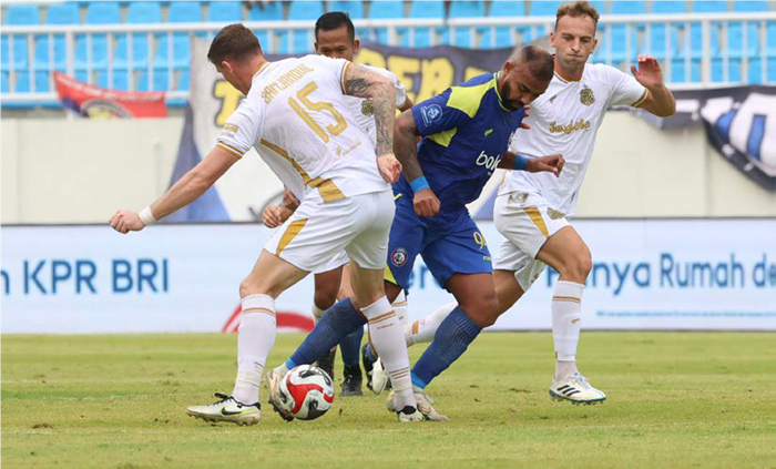 PULANG KE BRASIL: Dalberto Luan Belo (dua dari kanan) berusaha lepas dari penjagaan penggawa Bhayangkara Presisi Lampung FC dalam laga pekan ke-3 Super League, 22 Agustus lalu.