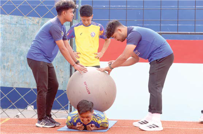 PEMULIHAN: Jayus Hariono (tengah) menjalani pemulihan bersama Fisioterapis Arema FC Retta Arroyan di Stadion Gajayana, Selasa lalu (26/8).