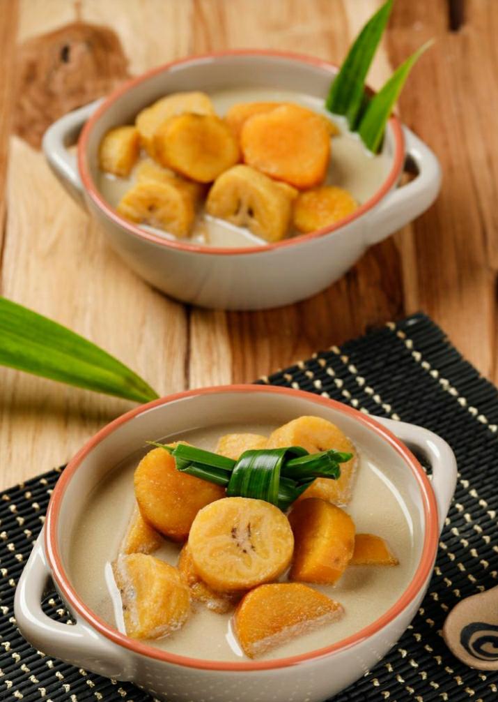 MENGHANGATKAN: Rekomedasi kolak pisang yang bisa menghangatkan tubuh saat musim hujan di Malang