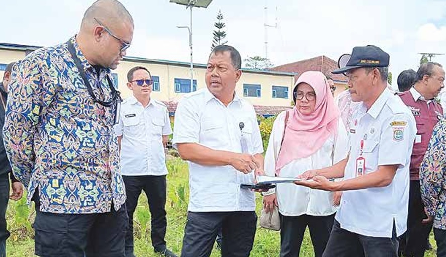 SEGERA DIBANGUN: Plt Deputi V Kepala Staf Kepresidenan Mayjen TNI (Purn) Harianto meninjau lahan yang akan dibangun Sekolah Rakyat (SR) di Desa Turen, Kecamatan Turen kemarin.