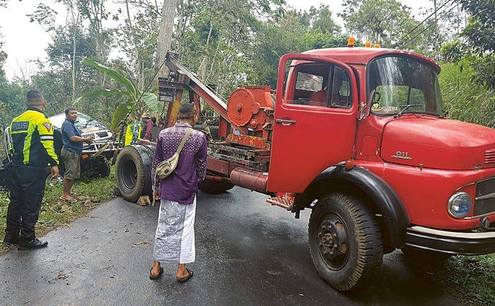 LAKA TUNGGAL: Mitsubishi L300 yang terperosok jurang Sungai Gendogo, Desa Kebobang, Kecamatan Wonosari ditarik menggunakan mobil derek pada Rabu lalu (27/8).