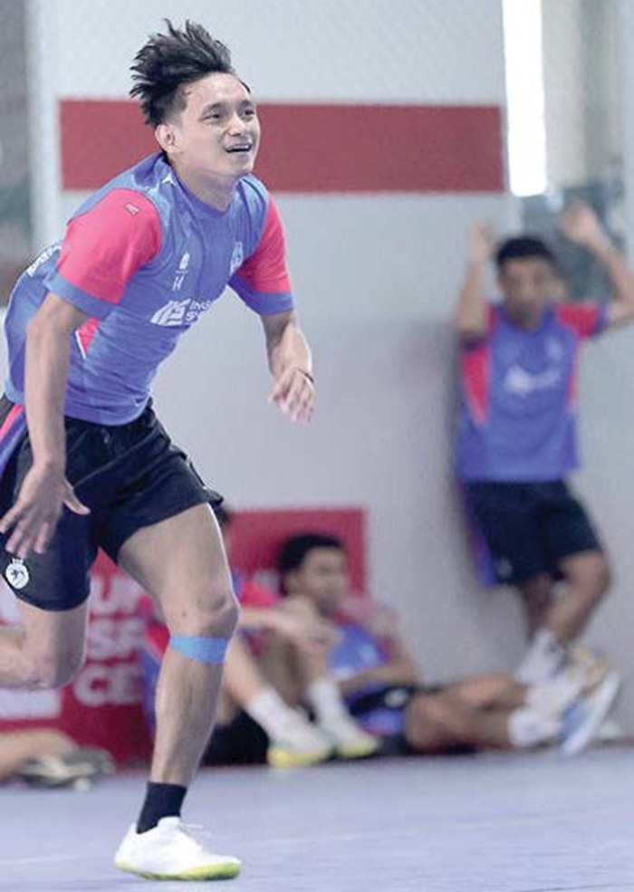 TARGET TINGGI: Mohammad Afif Rizky melakukan sprint dalam sesi latihan di Unggul Sports Center beberapa waktu lalu.