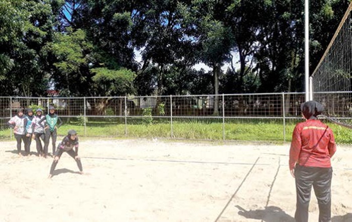 LOLOS SELEKSI: Atlet Putri Voli Pantai Kota Malang menjalani sesi latihan teknik di Lapangan Rampal, Kota Malang, pekan lalu.