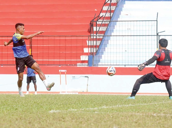 MOMENTUM UNJUK GIGI: Dedik Setiawan (kiri) mengasah kemampuan penyelesaian akhir dalam sesi latihan di Stadion Gajayana, beberapa waktu lalu.