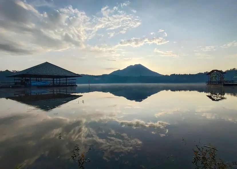 Pemandangan danau dekat Stasiun Klakah, menghadirkan panorama alami yang menenangkan.