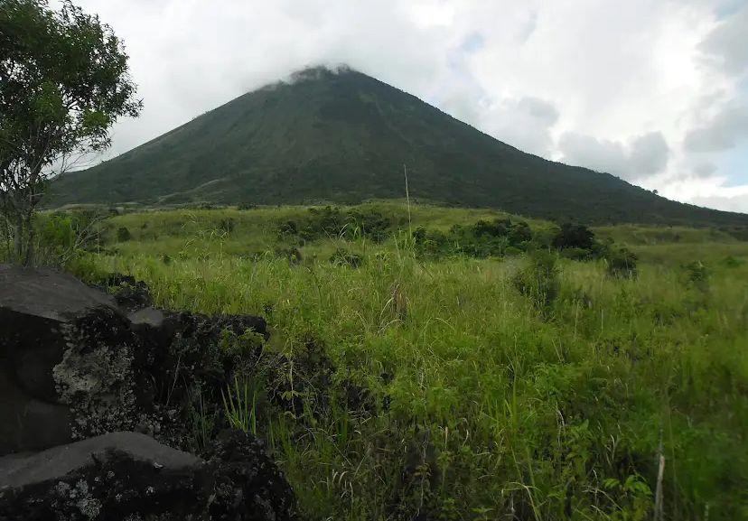 Gunung Lemongan di Lumajang, gunung kecil dengan pesona ranu yang memikat wisatawan.