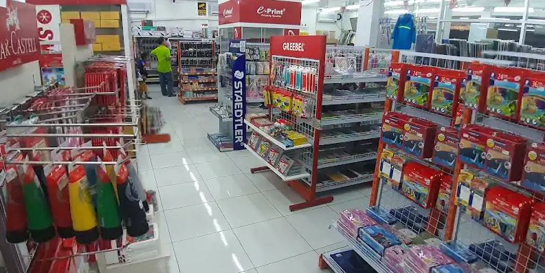 Suasana toko buku dan alat tulis di Lumajang, ramai dikunjungi jelang tahun ajaran baru.
