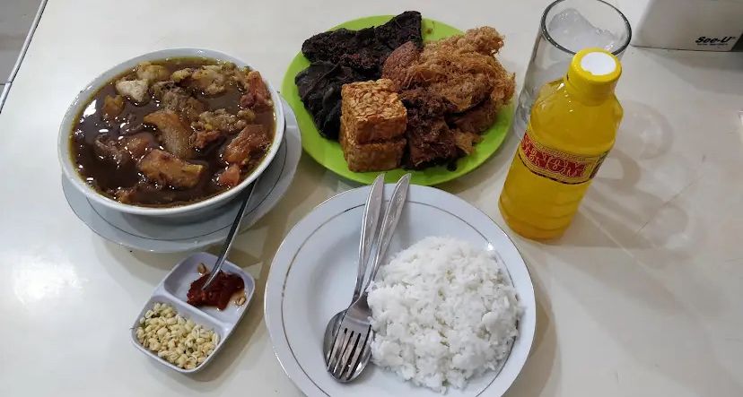 Deretan tempat makan dekat Stasiun Blimbing Malang, selalu ramai pengunjung karena cita rasa yang lezat.