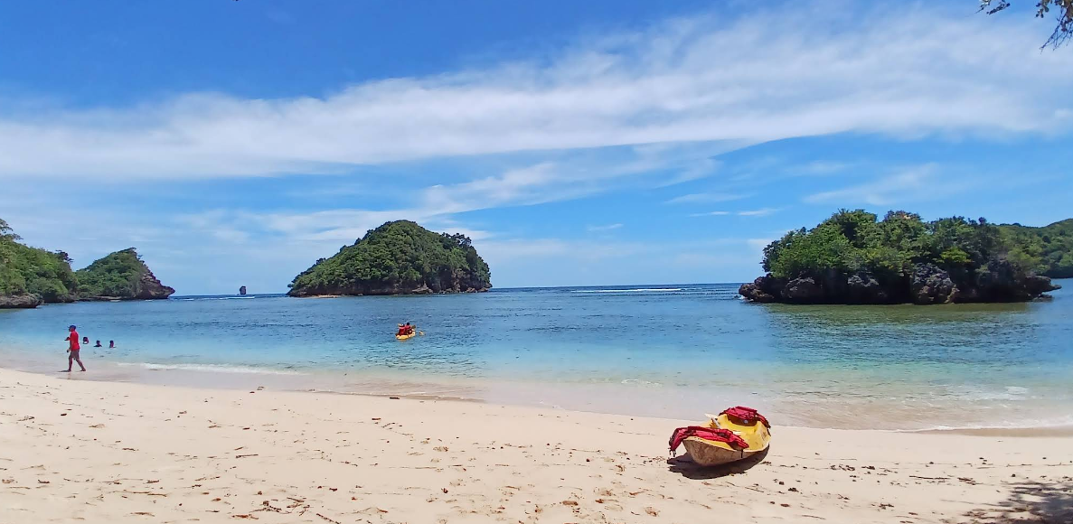 Pantai Malang terkenal akan keindahannya. banyak wisatawan yang rela melakukan perjalanan jauh untuk menuju pantai di Malang. Tak hanya menawarkan pemandangan, pantai Malang juga menawarkan berbagai