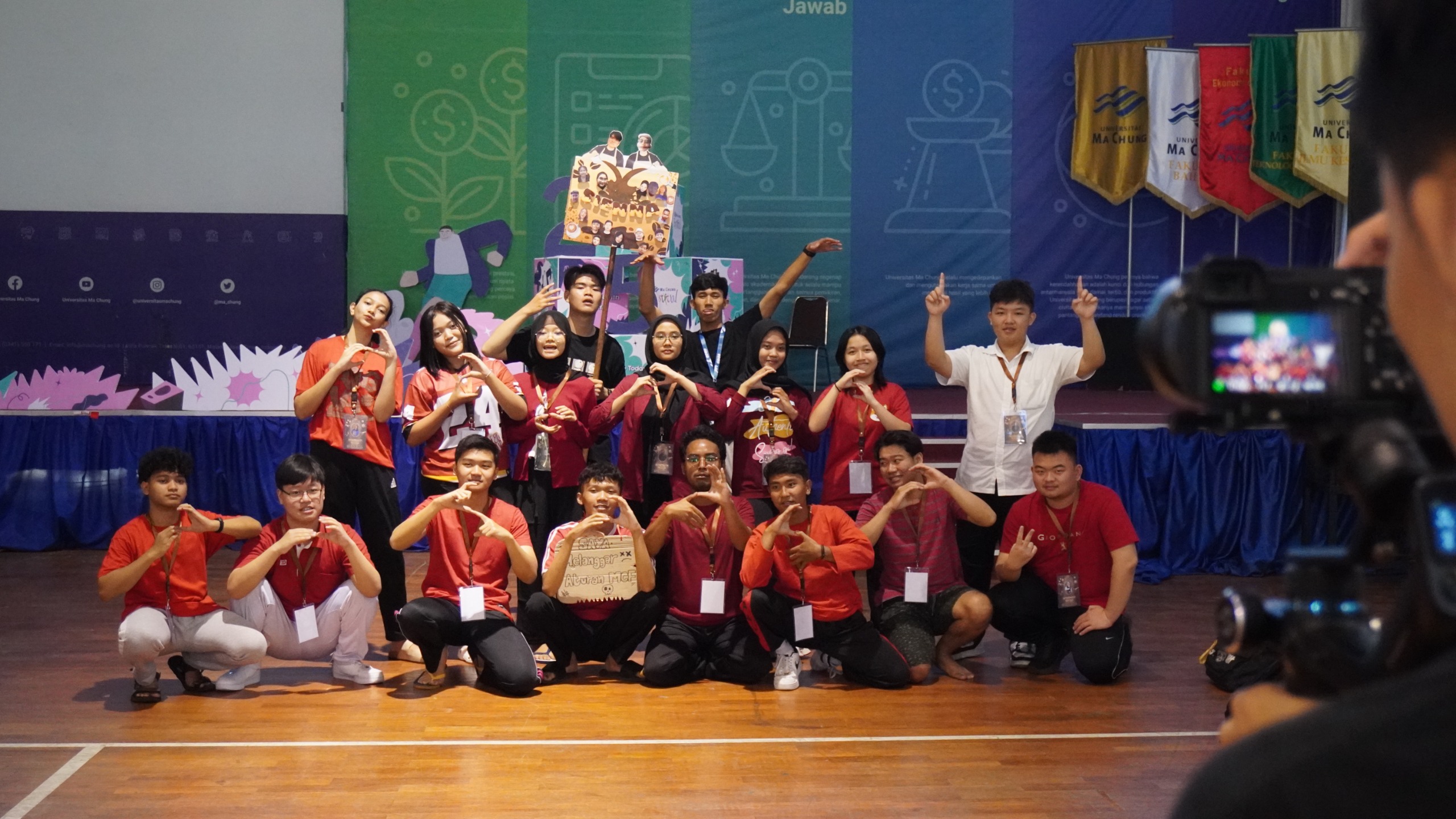 KO MPAK: Mahasiswa Universitas Ma Chung foto bersama di sela gelaran Ma Chung Festival (MCF) 2025.