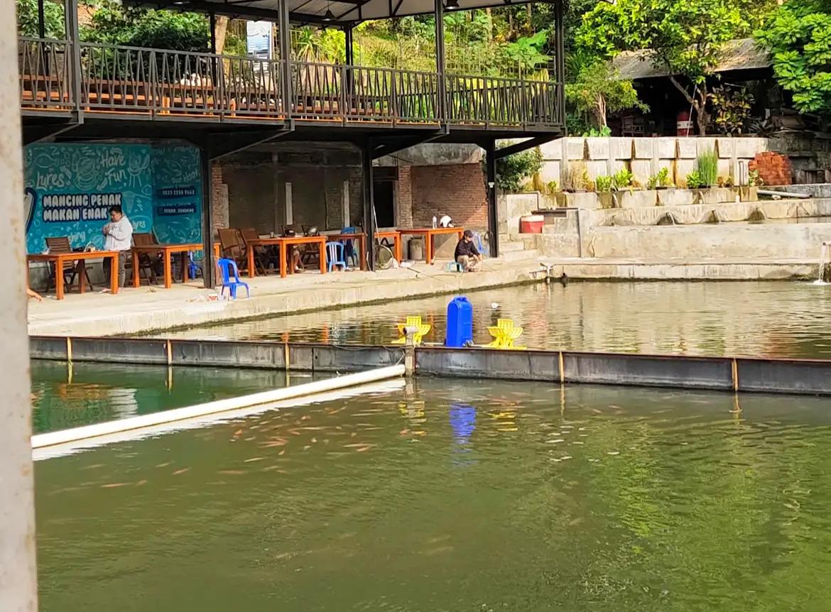 Salah satu spot mancing di kolam pemancingan dan lesehan beran Sundeng