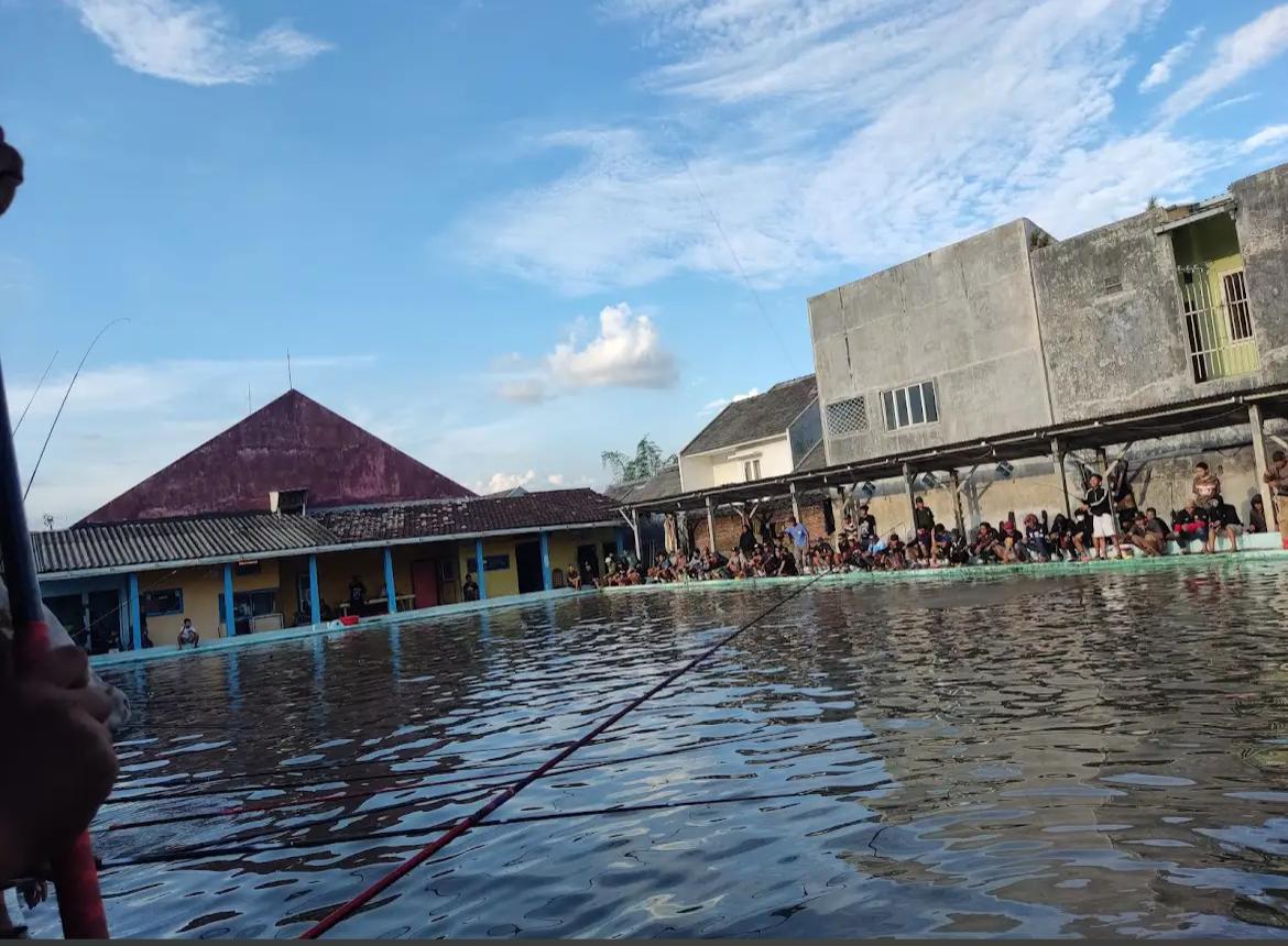 Suasana mancing di kolam pemancingan Bulurejo