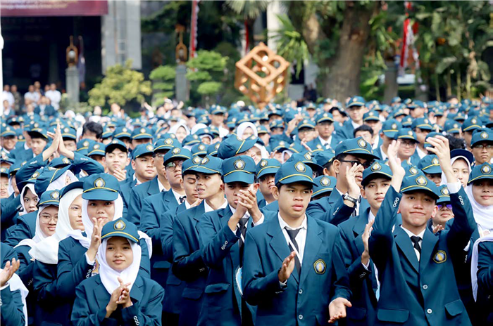 DISAMPAIKAN KE FAKULTAS: Sejumlah mahasiswa baru Universitas Brawijaya (UB) mengikuti pembukaan PKKMB, beberapa waktu lalu.