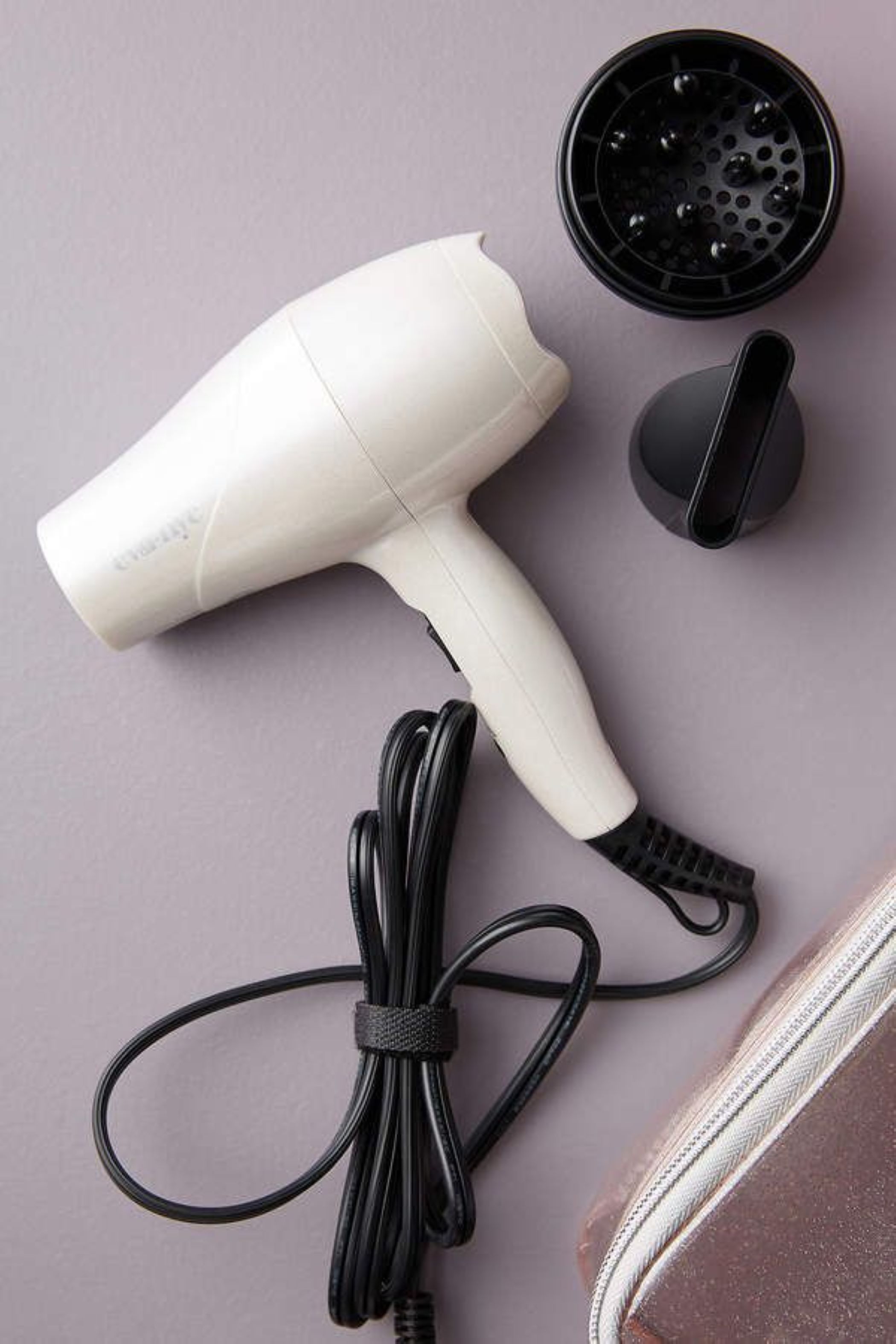 PRAKTIS: Hair dryer murah dengan fitur modern ini bikin rambut tetap rapi tanpa bikin kantong bolong