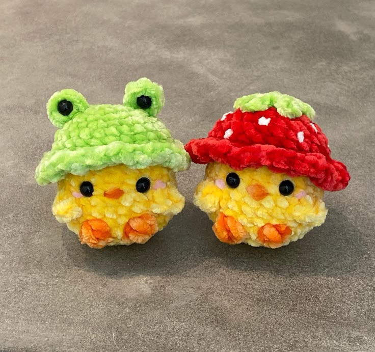 Boneka berbentuk karakter bebek dari hasil rajutan atau crochet