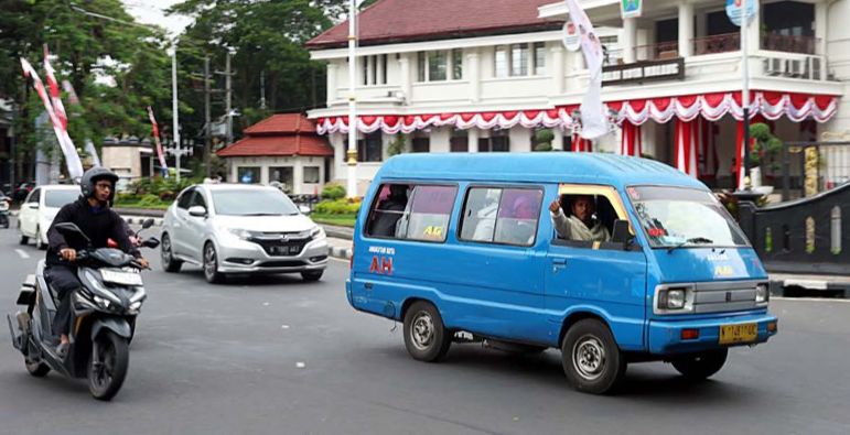RUTE DIGODOK: Salah satu angkot melintas di depan Balai Kota Malang, kemarin (29/8). Jalur itu kabarnya bakal dilewati Bus Trans Jatim.