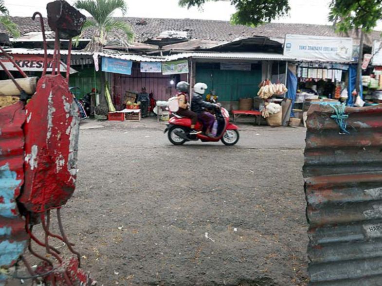 DIKELUHKAN PEDAGANG: Atap di salah satu sudut di Pasar Blimbing tampak mengelupas. Pedagang sudah menyampaikan banyak keluhan kepada anggota dewan, Kamis (28/8).