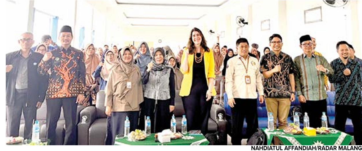 LAUNCHING: Pimpinan SD Muhammadiyah 08 KA Mas Mansur bersama Kepala Disdikbud Suwarjana (empat dari kanan), perwakilan US Consulate General Surabaya, dan UMM.