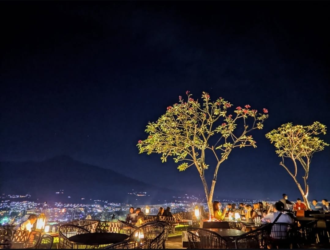 Menikmati pemandangan city light dari Awang-Awang Sky Lounge