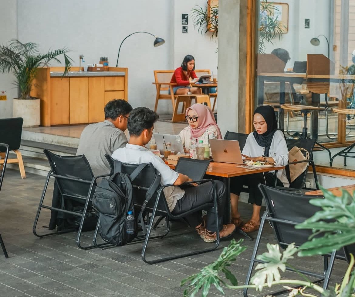 Area semi outdoor di Kotask yang nyaman dan cocok sebagai tempat diskusi dan nugas