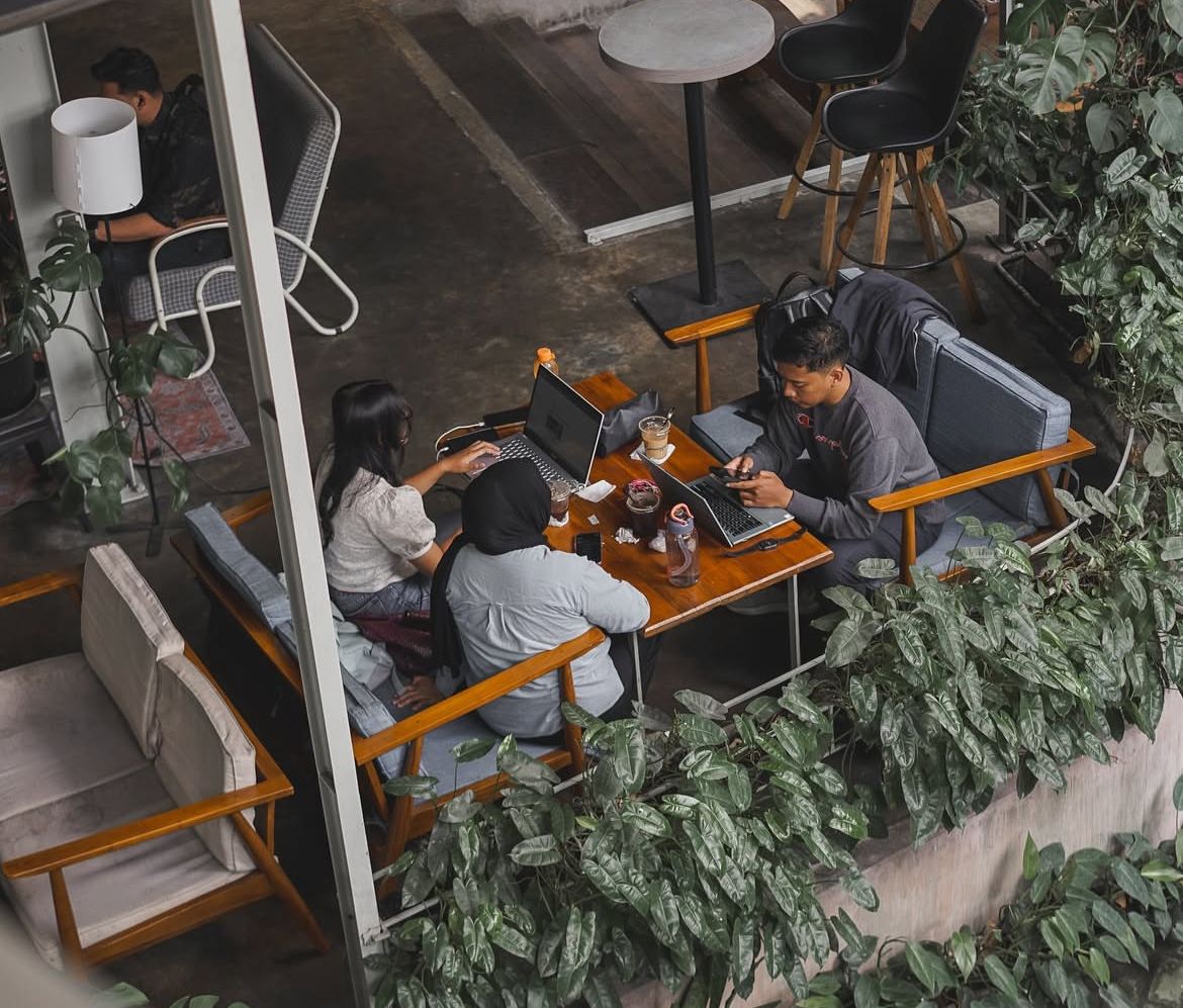 Area outdoor di Roketto yang nyaman ditempati untuk mengerjakan tugas