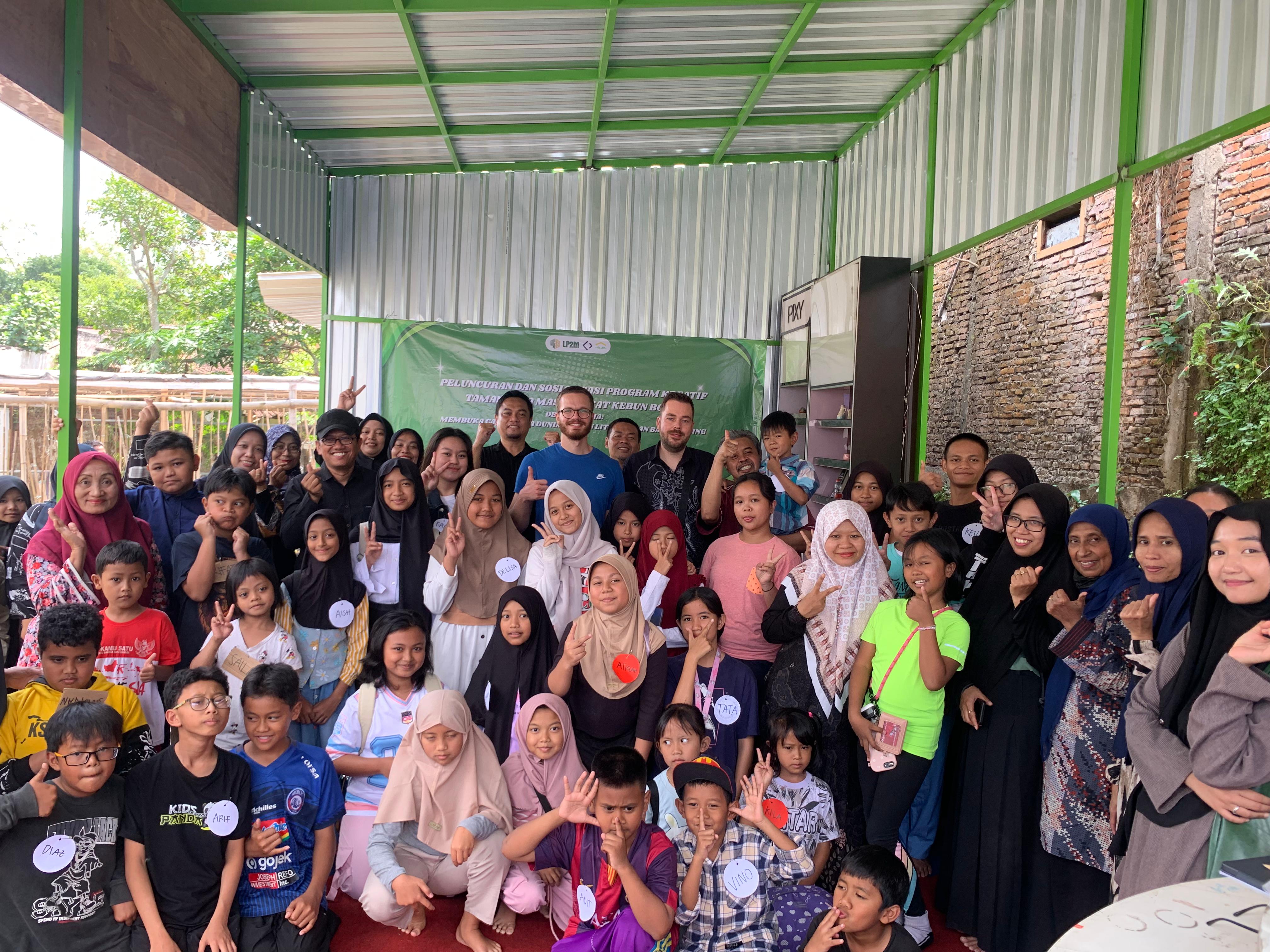 SERU: Taman Baca Masyarakat (TBM) Kebun Botol Tlogomas, Malang mengajak puluhan peserta mengikuti kelas bahasa Inggris.