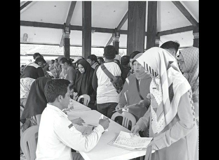 ANTUSIASME: Warga antre untuk pelayanan cetak e-KTP di kantor Desa Pagentan, Kecamatan Singosari.