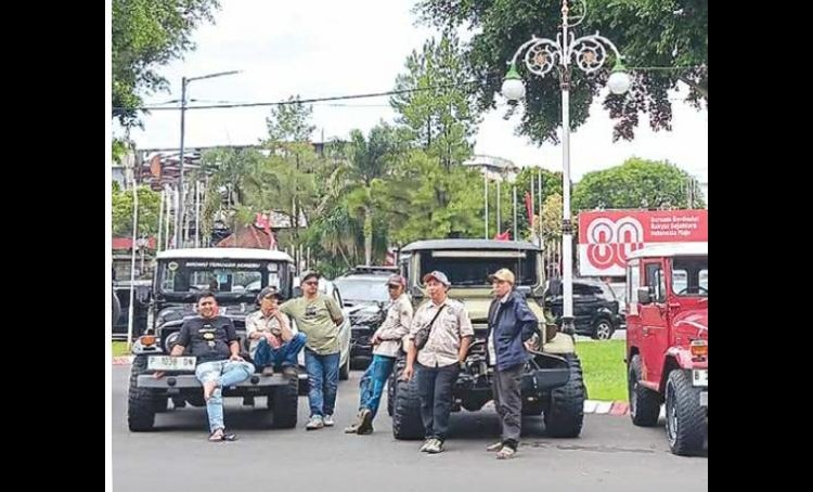 PERLINDUNGAN SOPIR: Para sopir jip bersantai sambil menunggu sarasehan di Pendapa Agung Kabupaten Malang kemarin (29/8)