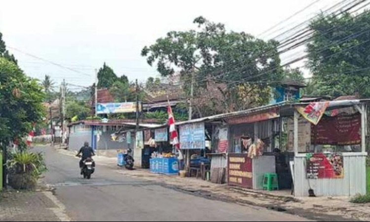 WISATA: Deretan lapak PKL masih berjualan seperti biasa kemarin (29/8). Mereka berada di jalur masuk wisata pemandian Kendedes, Kelurahan Candirenggo,