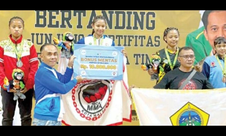 HARUS BERSABAR: Atlet IBCA-MMA Kota Malang Sekar Hayuning Qolbu (tengah) mendapat medali emas di Porprov IX Jatim beberapa waktu lalu.