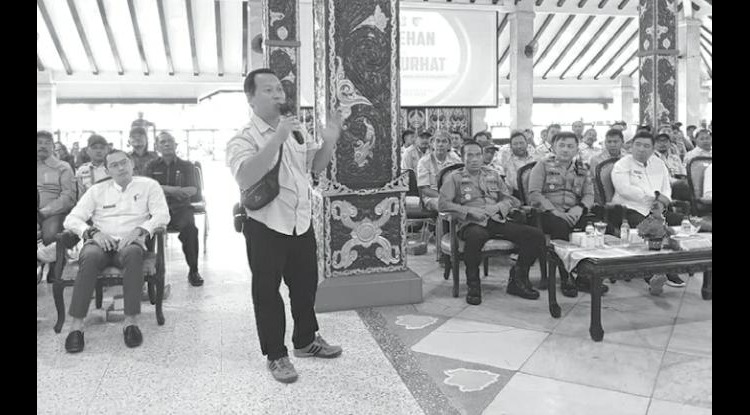 BUTUH SOLUSI: Seorang sopir jip menyampaikan aspirasinya di Pendapa Agung Kabupaten Malang kemarin.