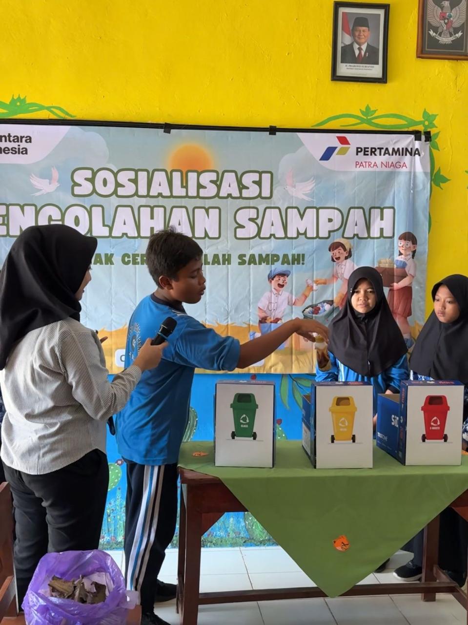 EDUKASI: Pertamina Patra Niaga FT Tuban dan Mahasiswa PPNS Gelar Edukasi Pengelolaan Sampah di SDN 2 Remen.