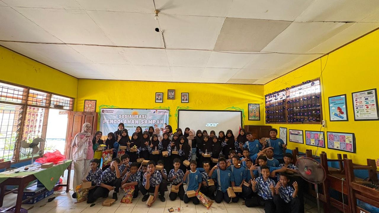 KOMPAK: Pertamina Patra Niaga FT Tuban dan Mahasiswa PPNS Gelar Edukasi Pengelolaan Sampah di SDN 2 Remen.