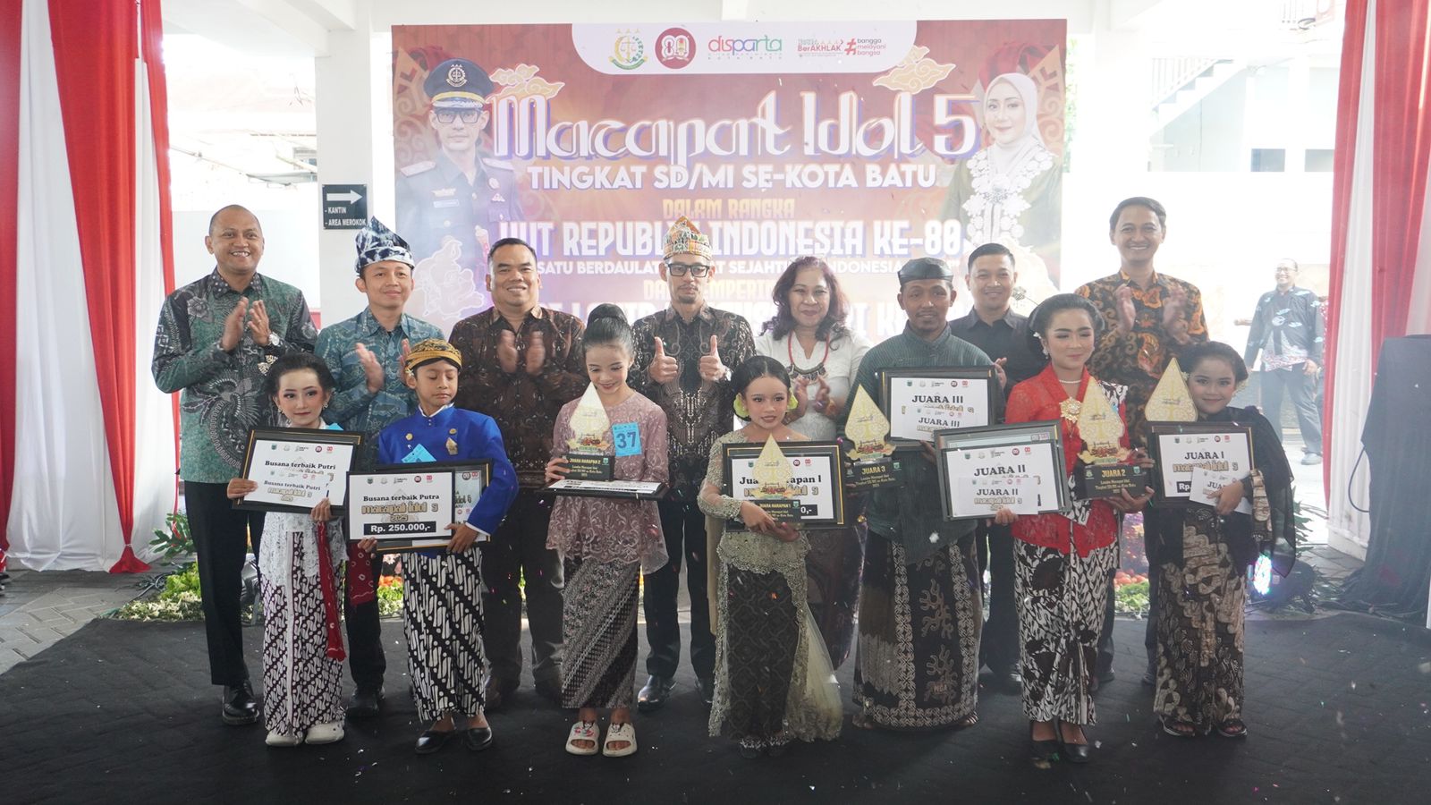 JUARA: Para siswa yang menjadi juara Mocopat Idol 5 foto bersama dengan wali kota, kajari dan sejumlah pejabat lainnya setelah menerima hadiah, Sabtu (30/8).