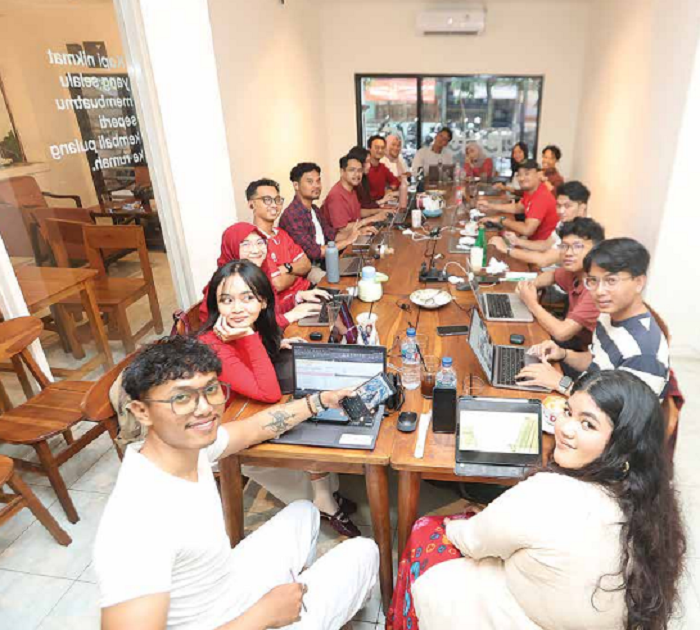 TAMBAH RELASI: Para pekerja remote yang tergabung dalam Malang Remote Club berkumpul di salah satu kafe untuk bekerja sekaligus silaturahmi.