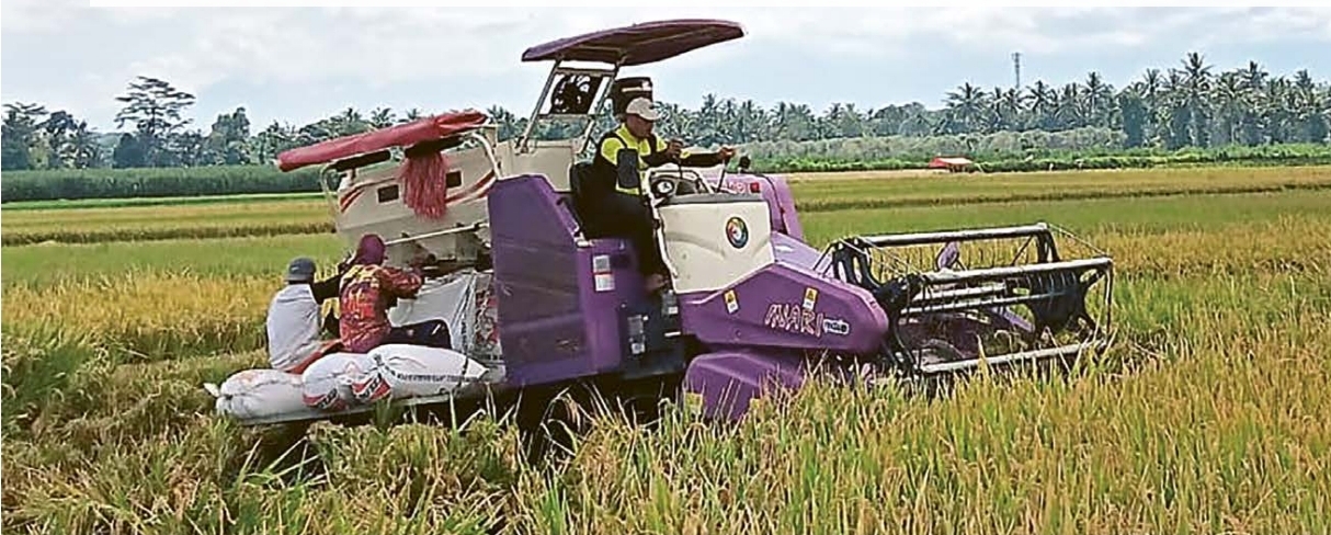 SIAGA: Petugas BPBD Kabupaten Malang menyiapkan tandon untuk dikirim ke desa-desa yang rawan kekeringan.