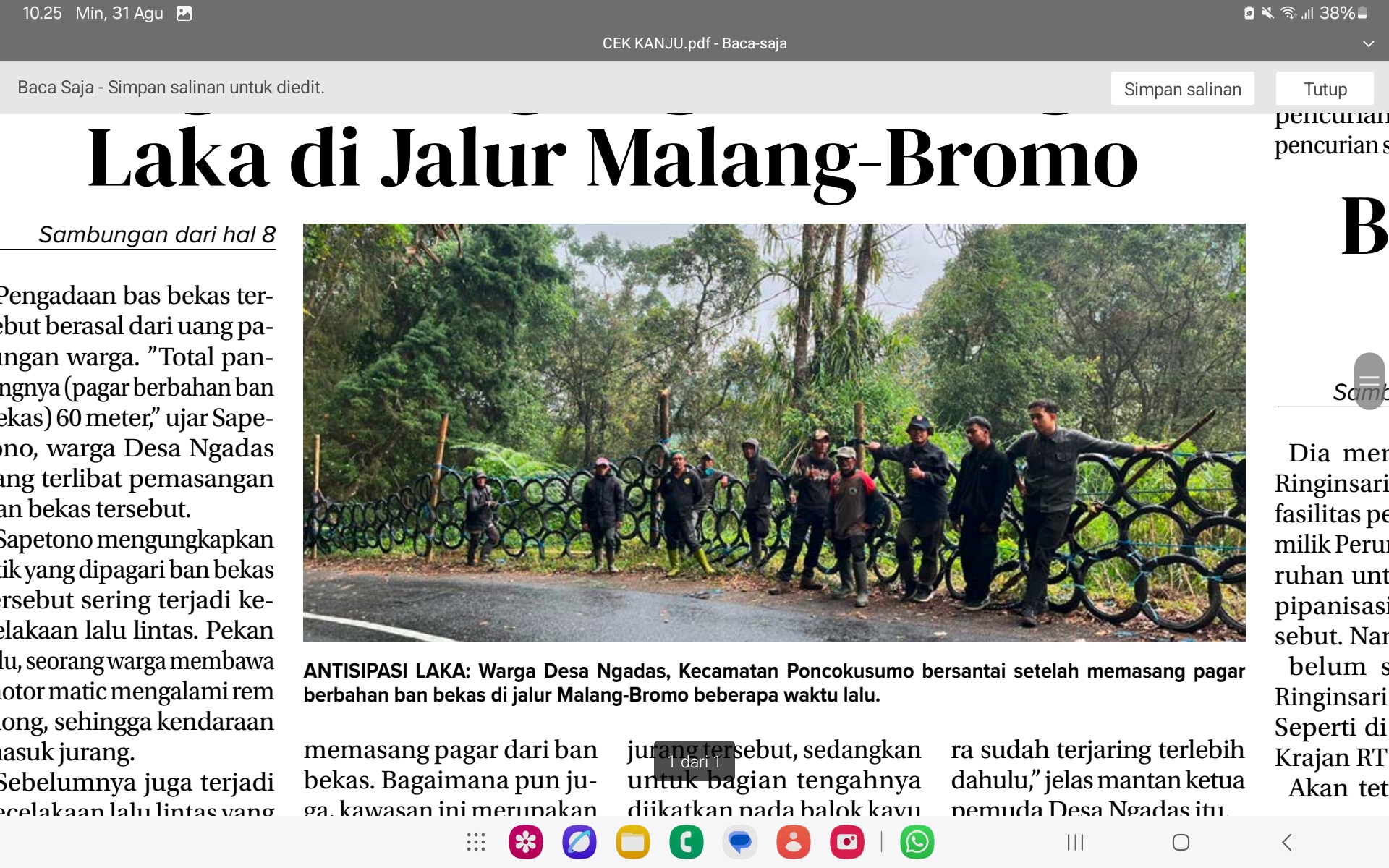 ANTISIPASI LAKA: Warga Desa Ngadas, Kecamatan Poncokusumo bersantai setelah memasang pagar berbahan ban bekas di jalur Malang-Bromo beberapa waktu lalu.
