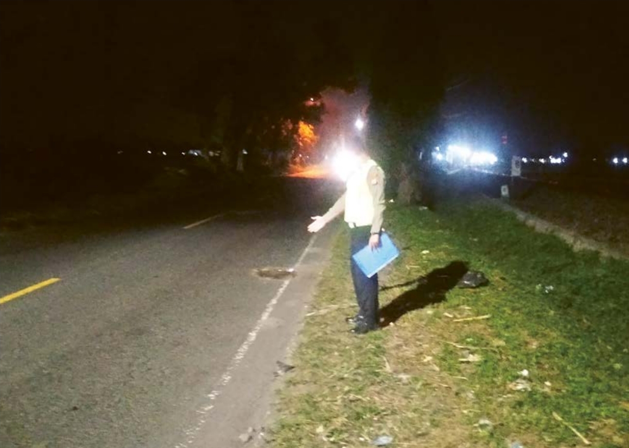 LAKA: Personel Satlantas Polres Malang melakukan olah TKP di jalur Malang-Blitar yang rawan kecelakaan beberapa waktu lalu.