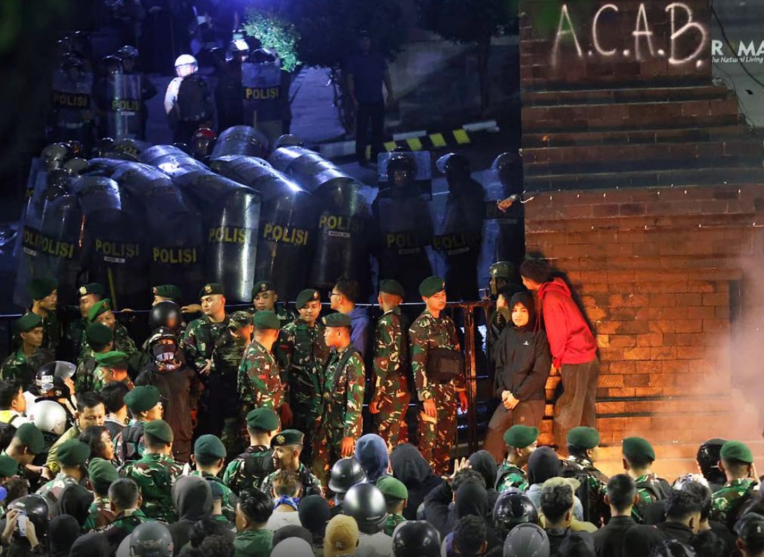 AWALNYA KONDUSIF: Aksi solidaritas yang berlangsung di depan Polresta Malang Kota berujung kericuhan pada Jumat malam (29/8).