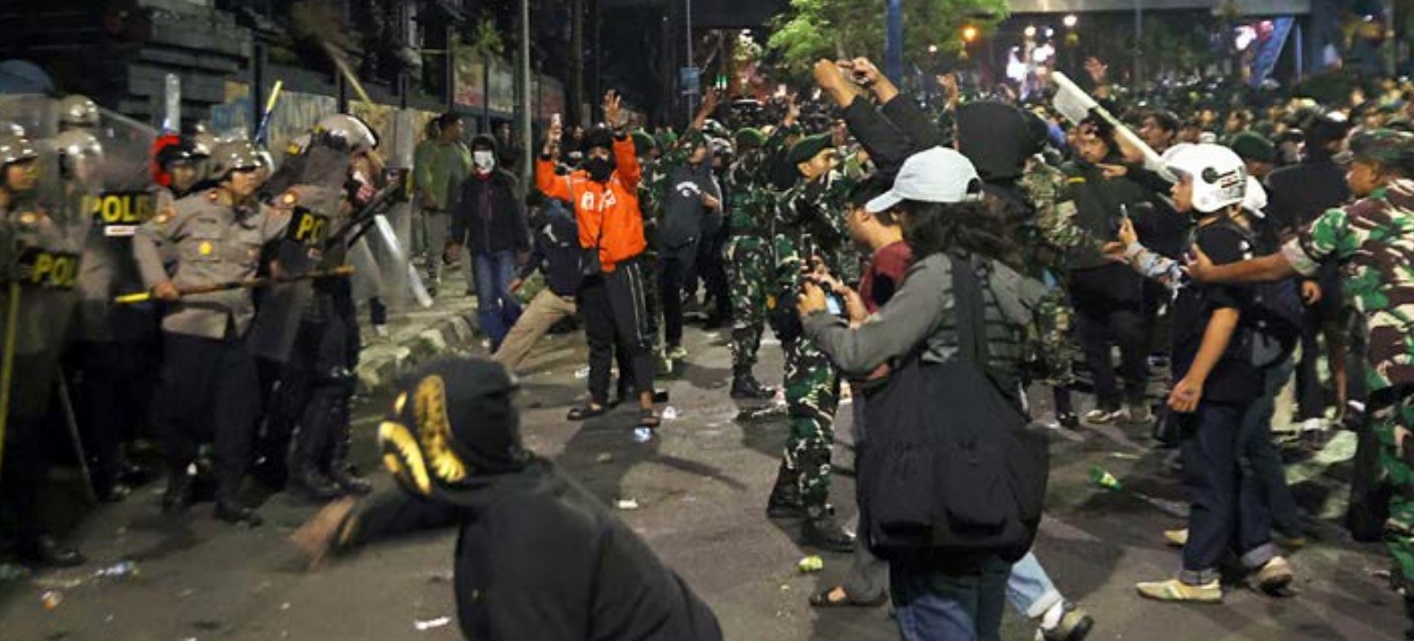 SISAKAN KERUSAKAN: Aparat dan para demonstran sempat terlibat ketegangan. Ketegangan mulai reda sekitar pukul 23.30.